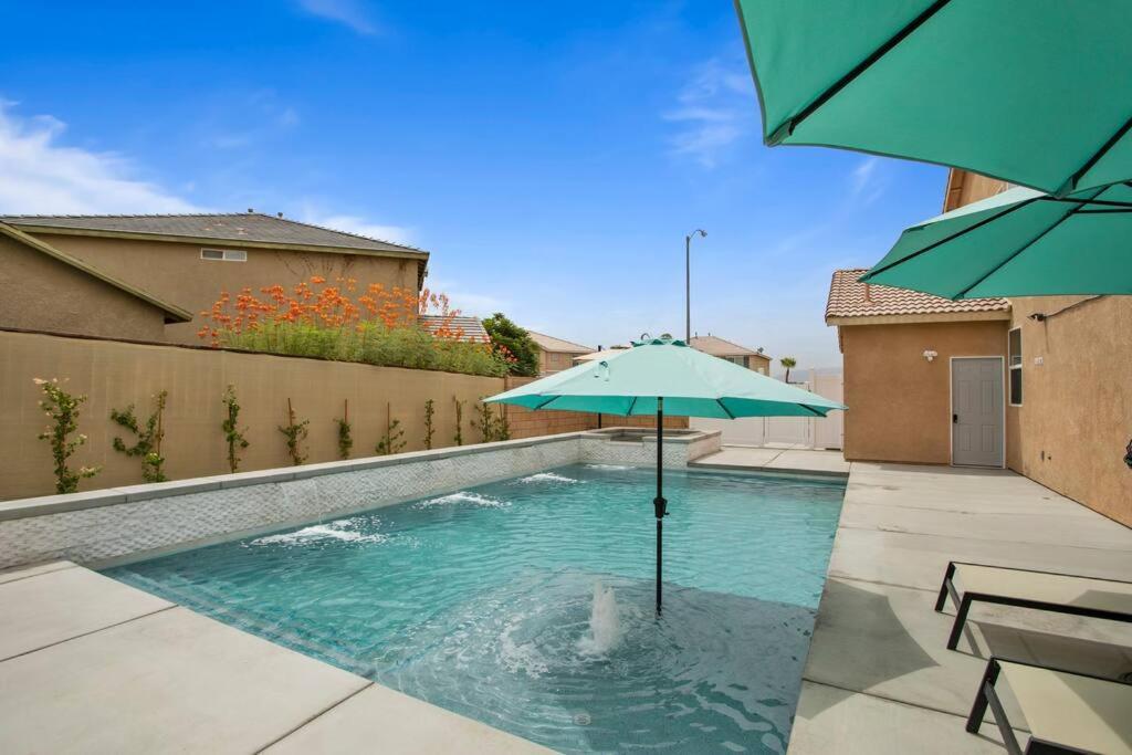 Villa Desert Fantasy Oasis Pool, Jacuzzi, Royal Beds à Coachella Extérieur photo